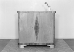 Skap/skjenk.
Skap/skjenk.