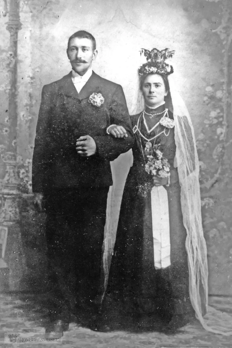 Brudepar fra Bjørnerem...Gift 22.07.1906.Midsund gard og slekt bind 2 side 401.Amundstauå
