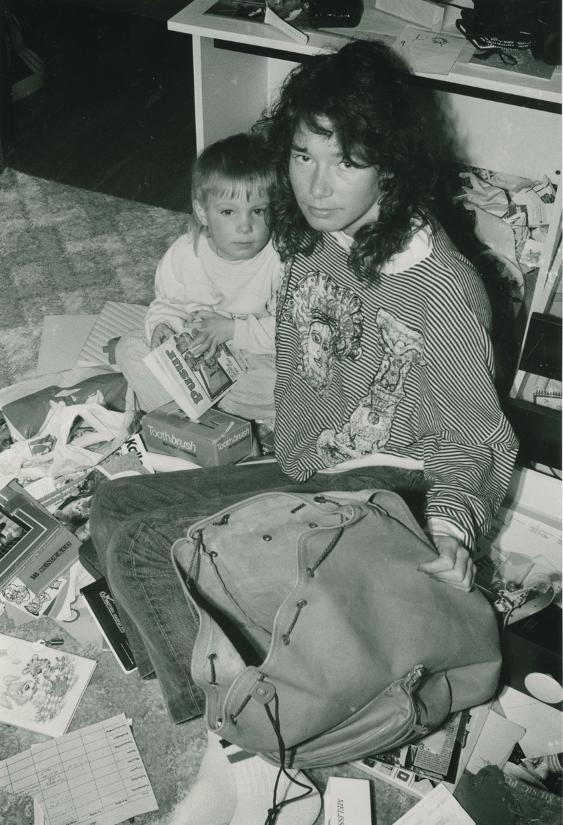 Huset til familien Rustad i Våglia ble gjennomsøkt av en innbruddstyv. Tyven fakken, men sluppet ut igjen med en gang.
Bilder bestikk, familien Rustads hus og medlemmer av familien.