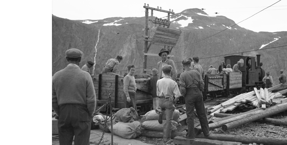 Tog på Topp heis stasjon på Aurabanen, trukket av damplokomotiv nr. 2 eller 3.