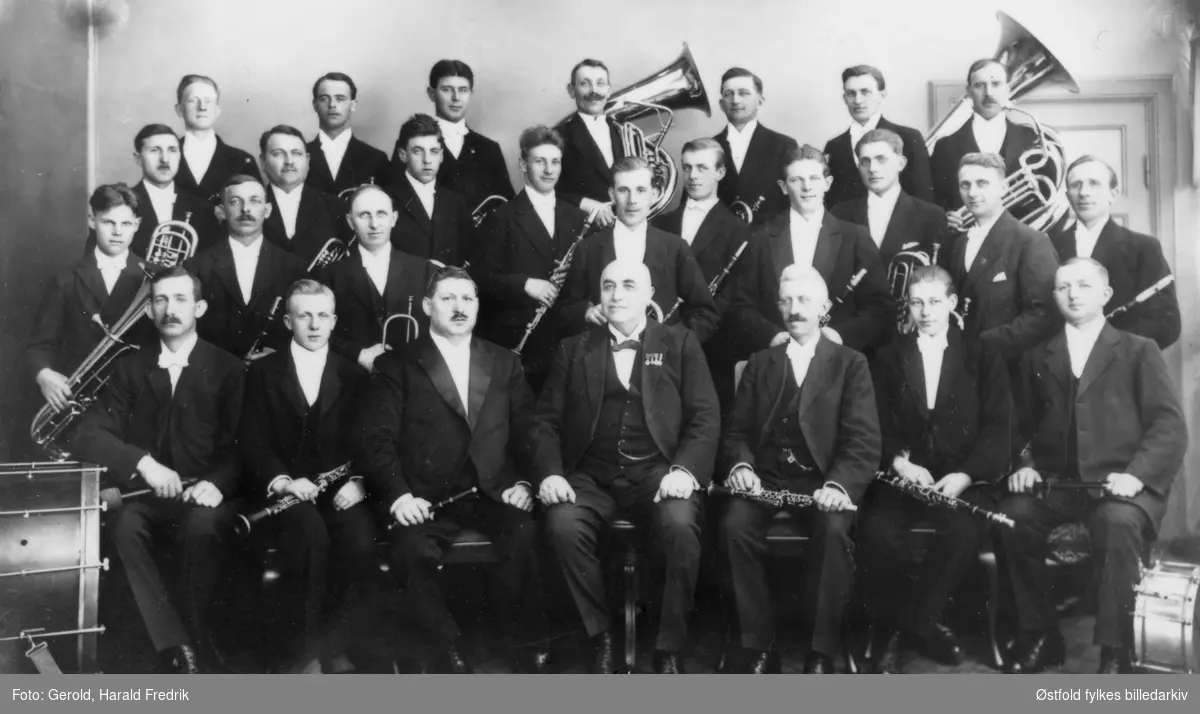Tistedalens Musikkforening fotografert 1924, med sin dirigent Oscar Borg. Tistedalens Musikkforening 1894-1924. 
Navneliste med plassering, se bilde.