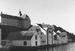 Molovegen 18,20 og22, 1974. Aspøy skole i bakgrunnen.