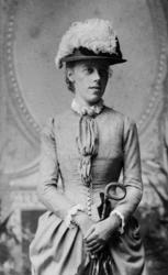 Portrett, kvinne, Kristiansund ca 1875. hatt med fjær, paras