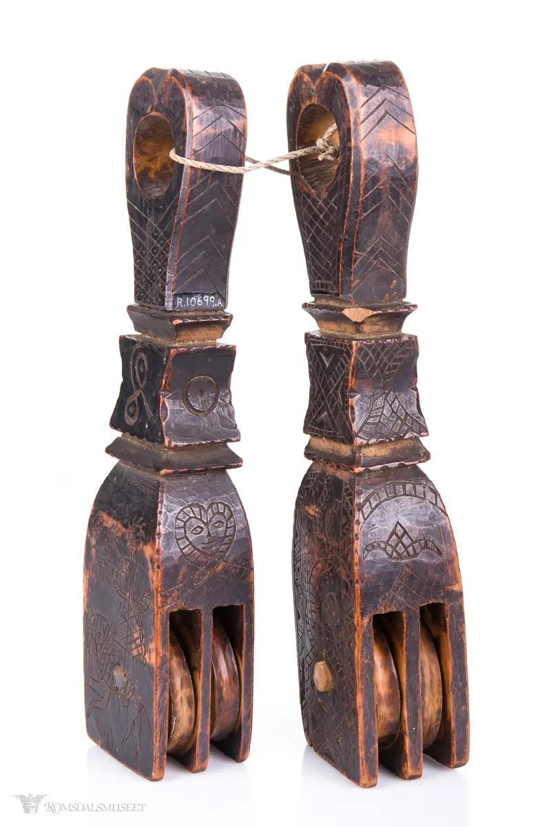 Sol med fjes inni. Slyngede bånd med tverrstrek. Oppruting.  Hest med stående rytter med fugl . Hjerter med fjes inni.