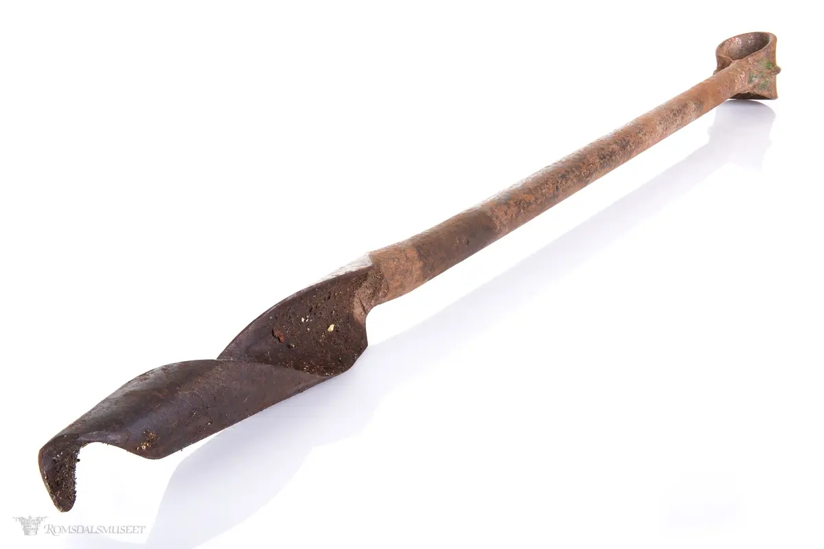 Navar med langt skaft og sylinder for feste av håndtak. Skjær forrest og skarpe sider oppetter spiralen.