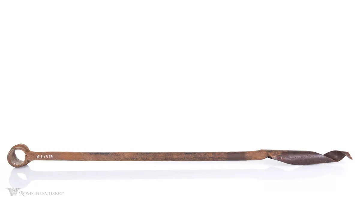 Navar med langt skaft og sylinder for feste av håndtak. Skjær forrest og skarpe sider oppetter spiralen.