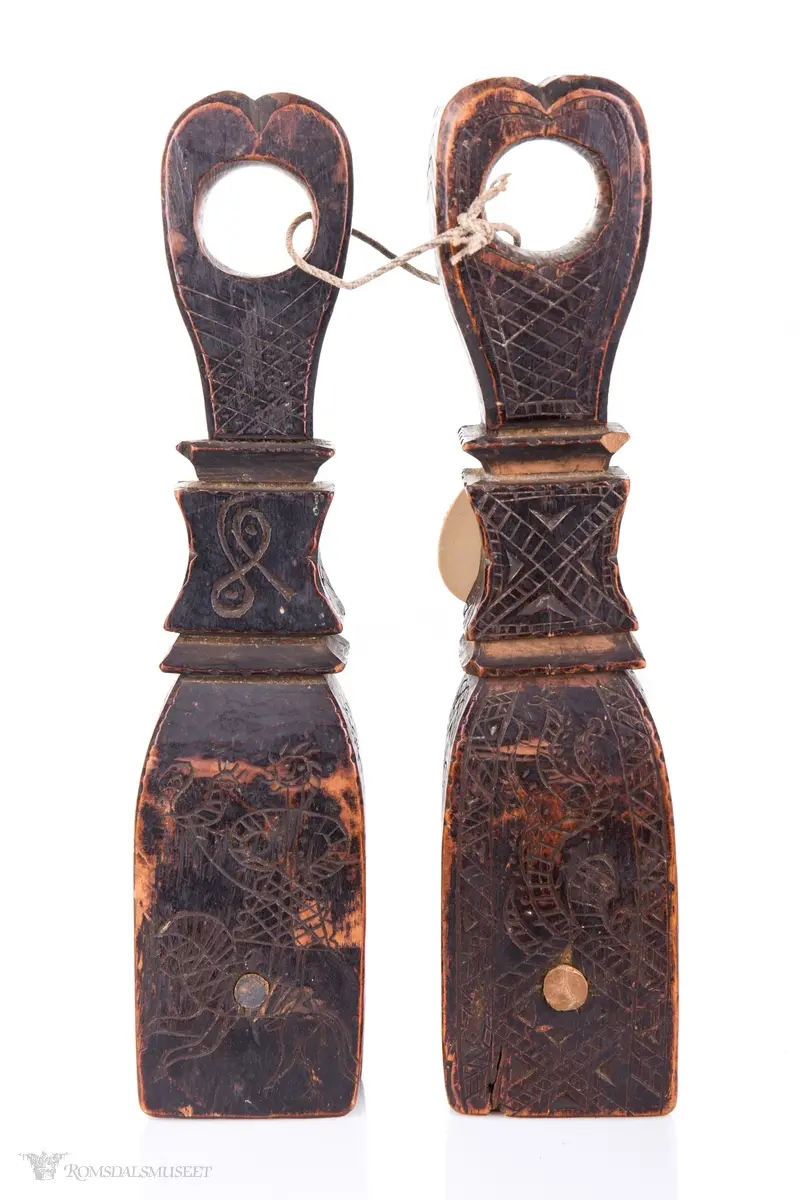 Sol med fjes inni. Slyngede bånd med tverrstrek. Oppruting.  Hest med stående rytter med fugl . Hjerter med fjes inni.