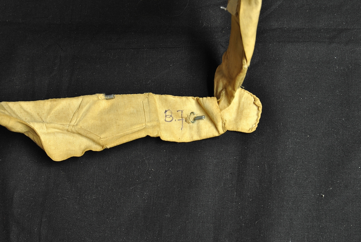 Rund form. Gulnet og formen er ødelagt. Lukkes med hempe i front.