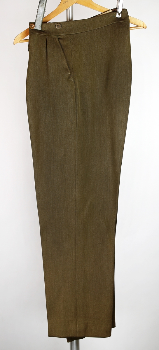 41.Sverre Lund Simensen (bror).F.25.10.1918.D.13.04.1945. (falt i Lurigen i Trøndelag.) A: Bukse B: Jakke C: Stoffbeltet ble brukt innendørs D: Kryssbandolæret utendørs E: Lue.