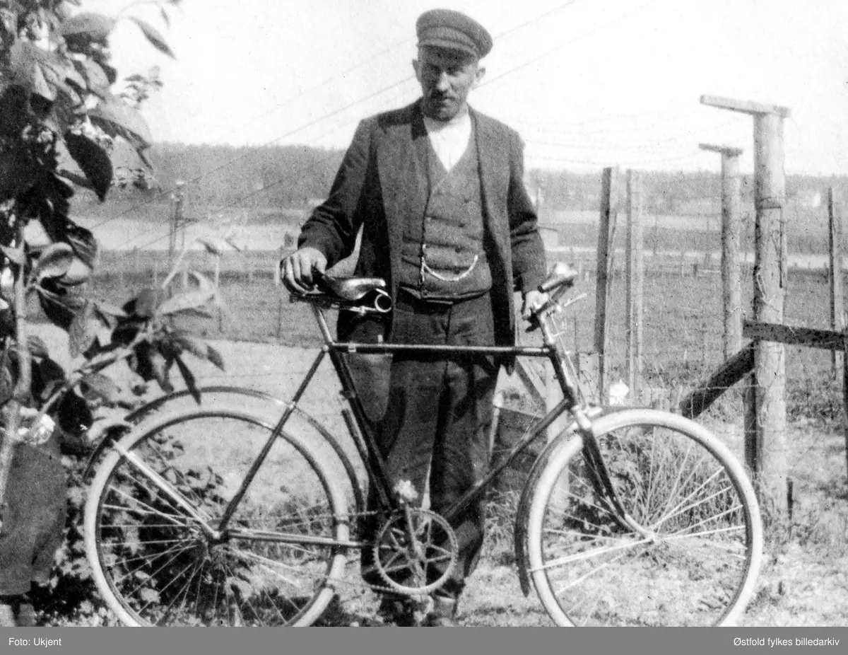 Onkel Hartvig med sykkel. Ukjent sted, antakelig Sarpsborgområdet.