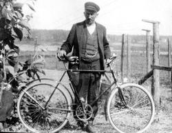 Onkel Hartvig med sykkel.