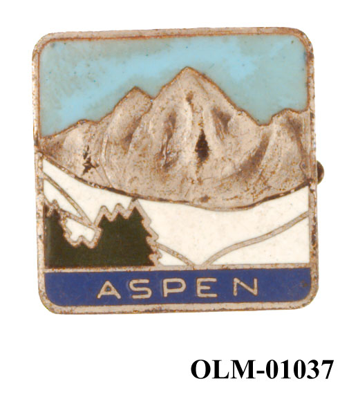 Inneholder 101 merker, pins og  medaljer.
Guttorm Berge tok tilbake samlingen 21.mai 1996.-notert i aksesjonsboken.