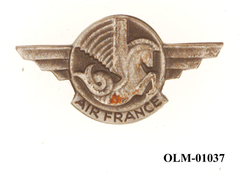 Inneholder 101 merker, pins og  medaljer.
Guttorm Berge tok tilbake samlingen 21.mai 1996.-notert i aksesjonsboken.