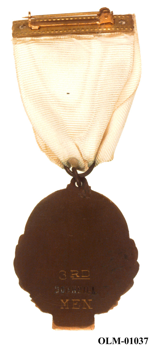 Inneholder 101 merker, pins og  medaljer.
Guttorm Berge tok tilbake samlingen 21.mai 1996.-notert i aksesjonsboken.