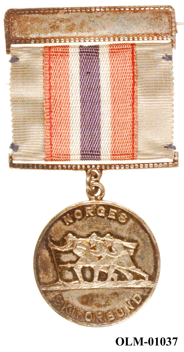 Inneholder 101 merker, pins og  medaljer.
Guttorm Berge tok tilbake samlingen 21.mai 1996.-notert i aksesjonsboken.