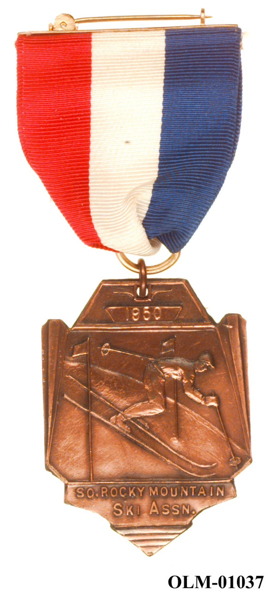 Inneholder 101 merker, pins og  medaljer.
Guttorm Berge tok tilbake samlingen 21.mai 1996.-notert i aksesjonsboken.