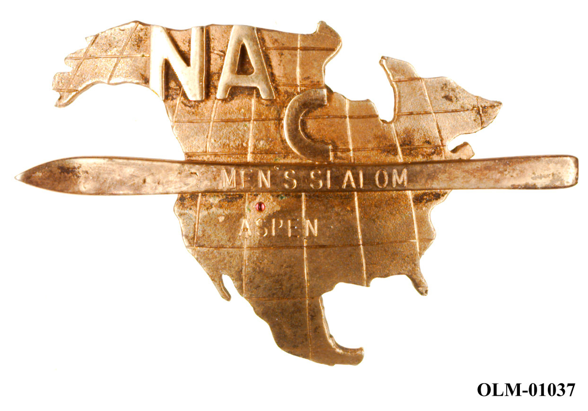 Inneholder 101 merker, pins og  medaljer.
Guttorm Berge tok tilbake samlingen 21.mai 1996.-notert i aksesjonsboken.