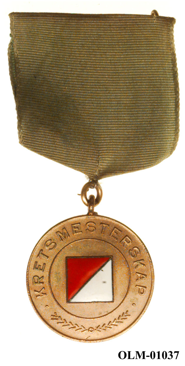 Inneholder 101 merker, pins og  medaljer.
Guttorm Berge tok tilbake samlingen 21.mai 1996.-notert i aksesjonsboken.