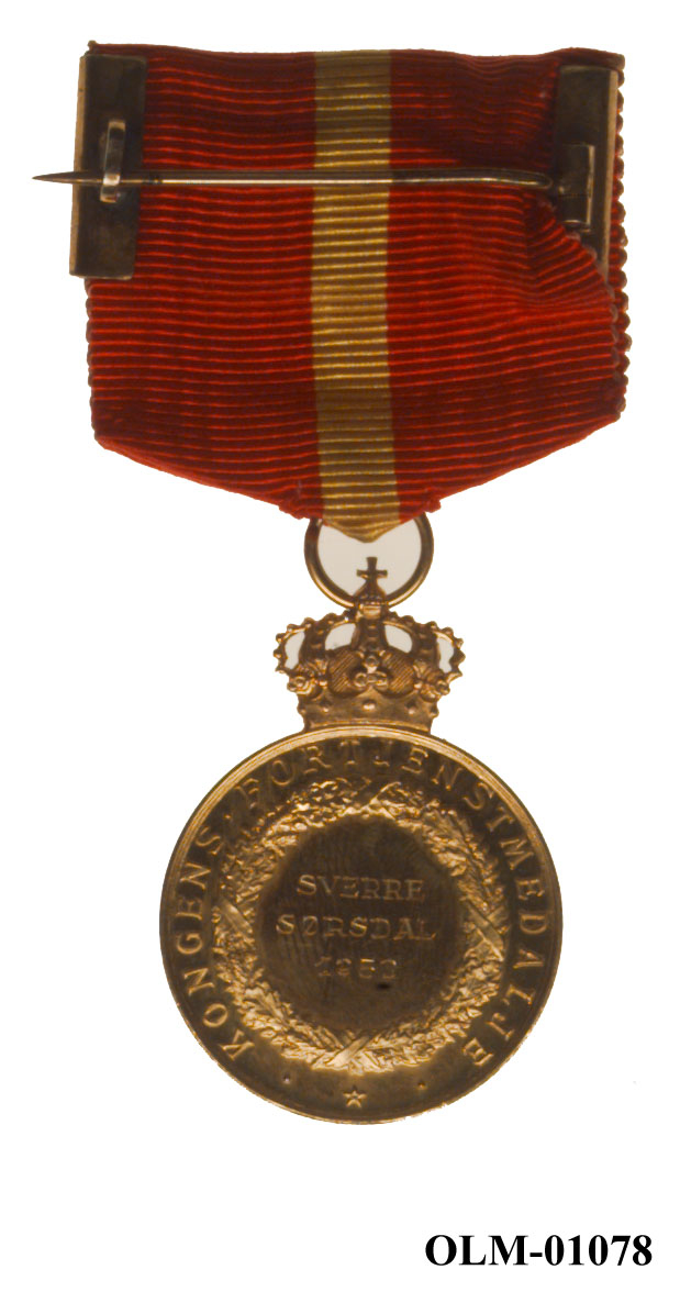 32 forskjellige medaljer og merker i ramme.
Bilde 7 er deltdagermerke fra Amsterdam 1928.
Bilde 18 og 19 er deltagermedalje fra Amsterdam 1928.
Bilde 20 og 21 er sølvmedaljen fra Antwerpen 1920.
Bilde 26 og 27 av bronsemedaljen fra Paris 1924.
Bilde 39 og 40 minnemedaljen fra Antwerpen 1920.