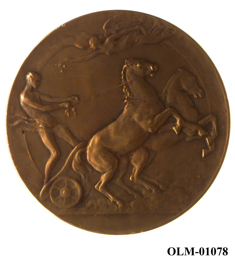 32 forskjellige medaljer og merker i ramme.
Bilde 7 er deltdagermerke fra Amsterdam 1928.
Bilde 18 og 19 er deltagermedalje fra Amsterdam 1928.
Bilde 20 og 21 er sølvmedaljen fra Antwerpen 1920.
Bilde 26 og 27 av bronsemedaljen fra Paris 1924.
Bilde 39 og 40 minnemedaljen fra Antwerpen 1920.