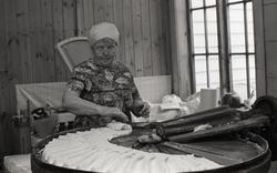 Berta i gong med "Knømaskinen"som knør salt inn i smør