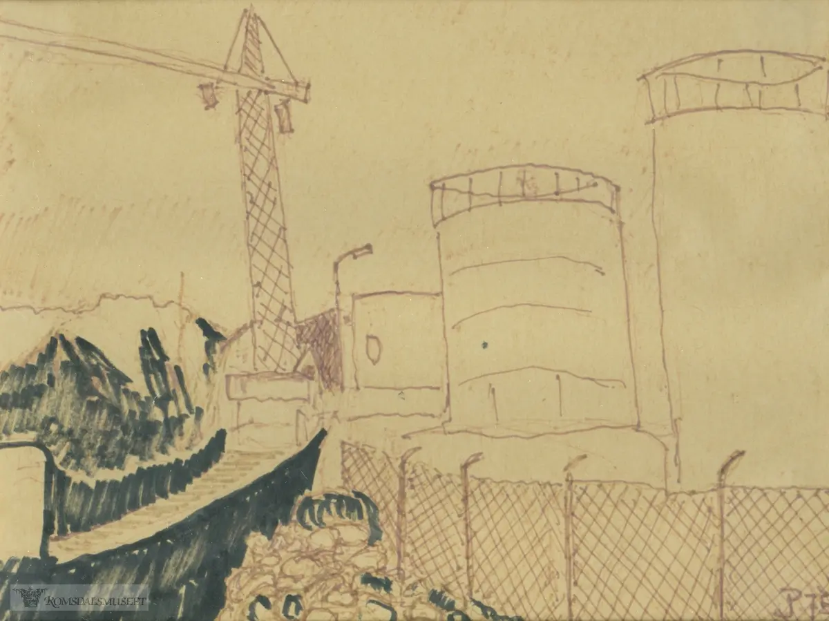 Et industriområde med drivstoff siloer, en heisekran og et nettinggjerde.