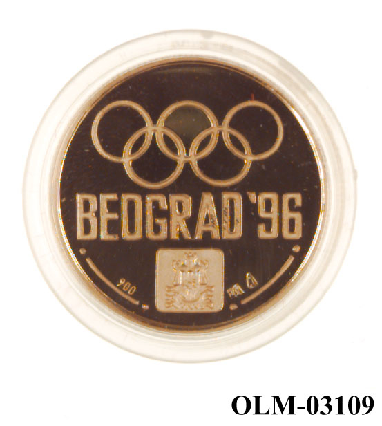 Mynt med de olympiske ringer og tekst Beograd '96 på den ene siden. På den andre siden en mann som står mellom to tempelsøyler, han har sverd i den ene hånden og to fugler i den andre. Mynten ligger i en eske.