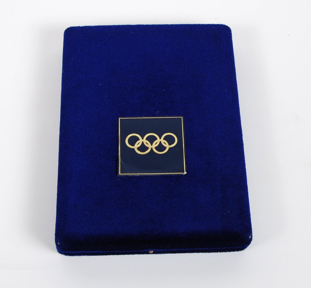 Medaljesett bestående av to gullfargede medaljer; en stor og en liten med opphengsbånd. Begge medaljene er preget med de olympiske ringene. De ligger i en blå eske. Esken har de olympiske ringene på lokket.