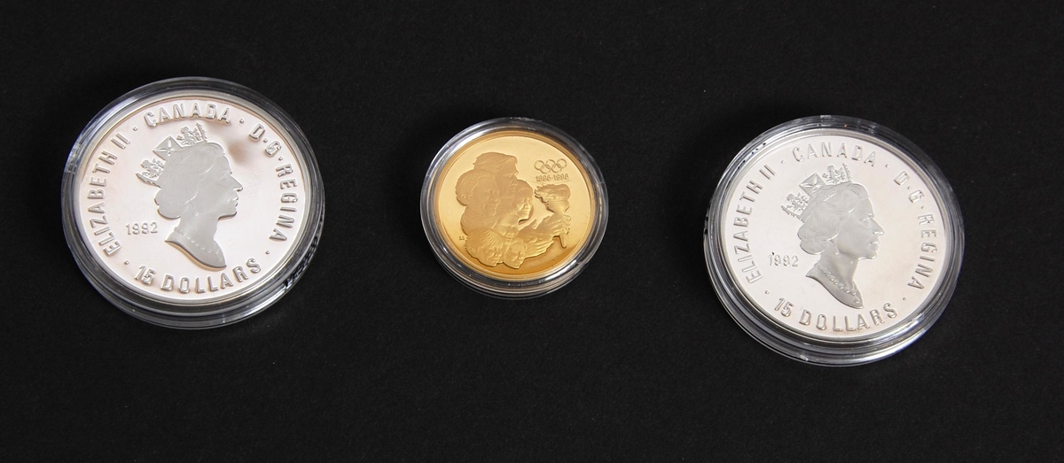 Myntsett bestående av en gullmynt og to sølvmynter. Sølvmyntene er canadiske 15-dollarmynter med motiv av Elizabeth den 2 i profil på den ene siden. Gullmynten er en australsk 175-dollarmynt, også med motiv av Elisabeth den 2. i profil. Myntene er kapslet inn i hardplast og ligger i en vinrød eske. Esken har et hvitt omslag av papp med de olympiske ringene i gull.