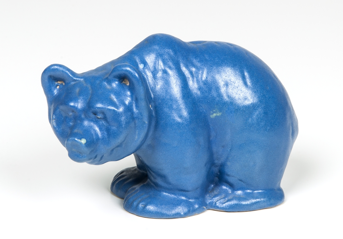 Figurin, björn, blå glasyr, lergods, formgiven av Märta Willborg, 1930-talet.