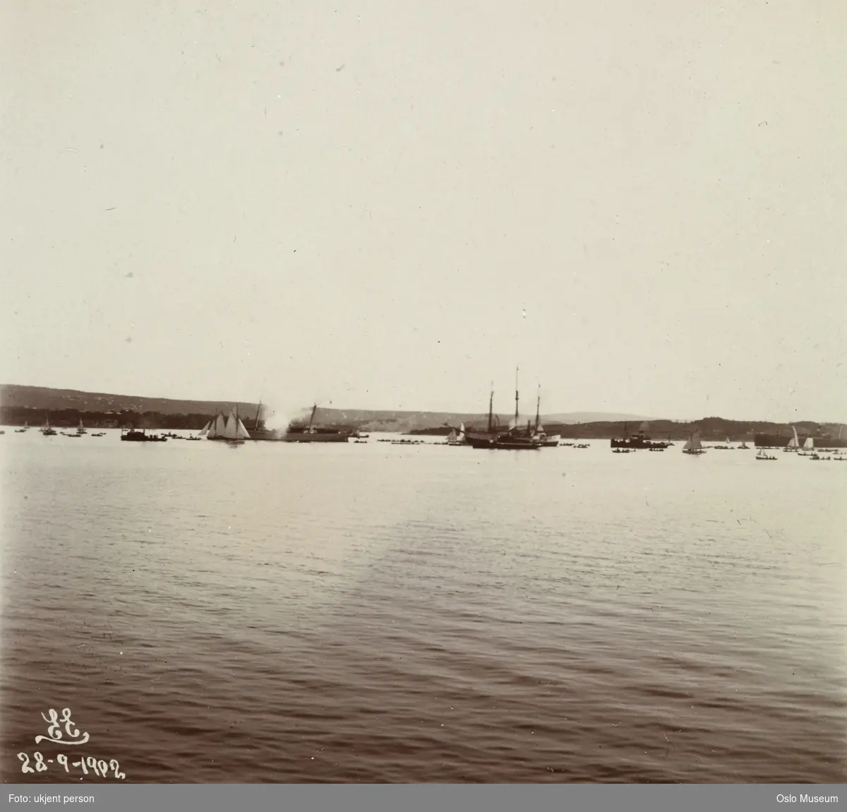 utsikt, fjord, båter, skip, "Heimdal" med "Fram" på slep, salutt