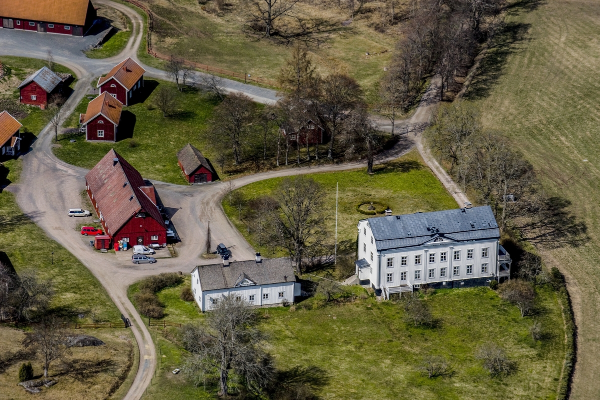 Flygfoto över Vallby säteri i Vetlanda kommun.