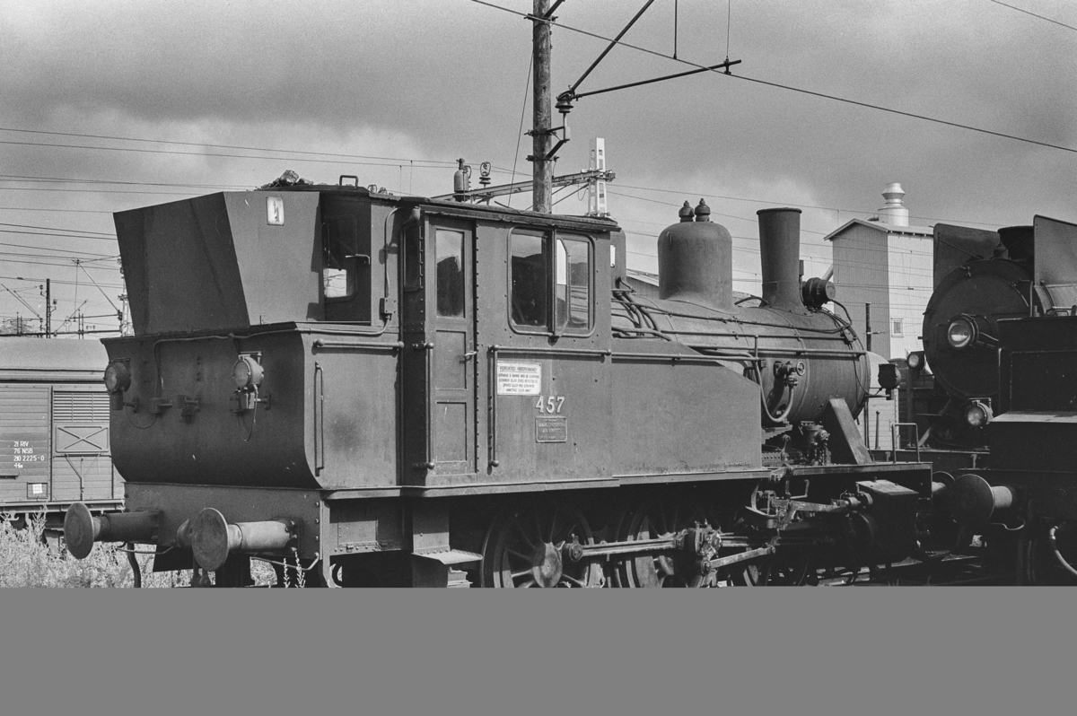 Utrangert damplokomotiv type 23b nr. 457 på Lillestrøm stasjon. Lokomotivet er hensatt og venter på å bli hugget opp.