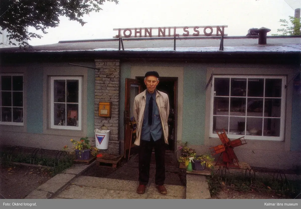John Nilsson " John i muren " framför sin butik i Degerhamn.