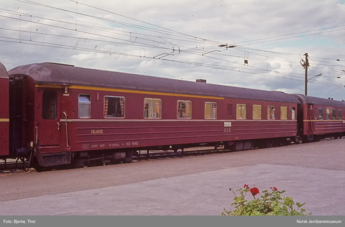 Personvogn litra AB11 nr. 24105 i ekspresstog 603 på Hønefoss stasjon