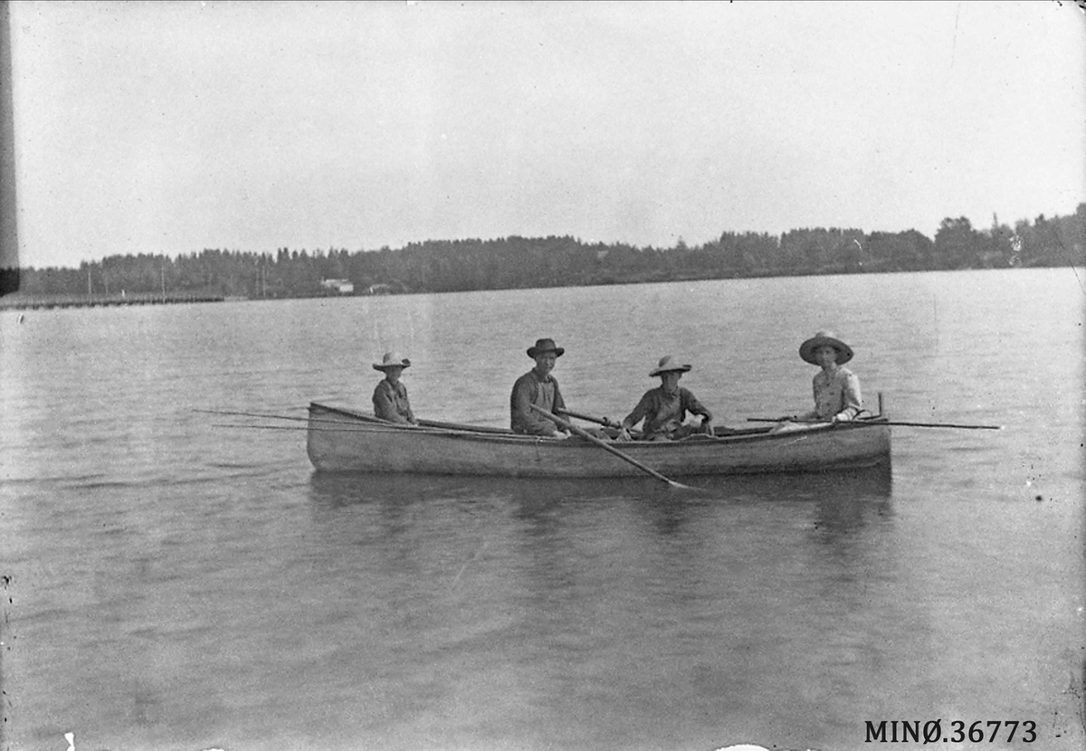 Personer på kanotur.