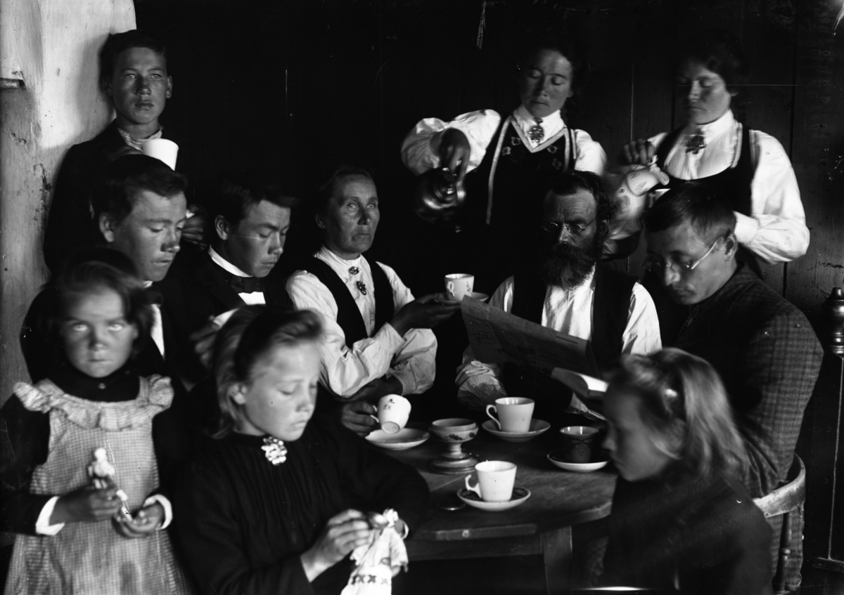Gruppeportrett, Nigard Lid, Øyfjell, Vinje. 

Fra høyre: Rikard Berge, Gjermund Halvorsson Lid, Sigrid Rikardsson (Rikardsdotter) Lid (født Berge).

Rikard Berges fotoarkiv.