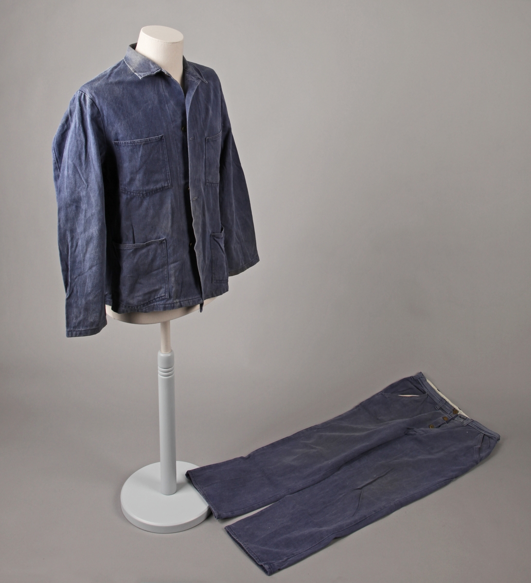 Jakke og bukse i blå, tydeleg bruka og vaska blåtøy