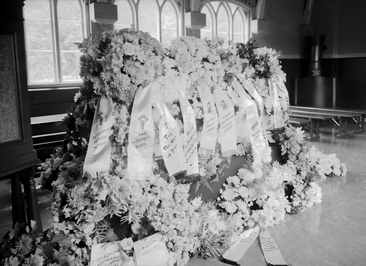 Begravelse fra Lillehammer kirke, kapellet. Ung kvinne.
