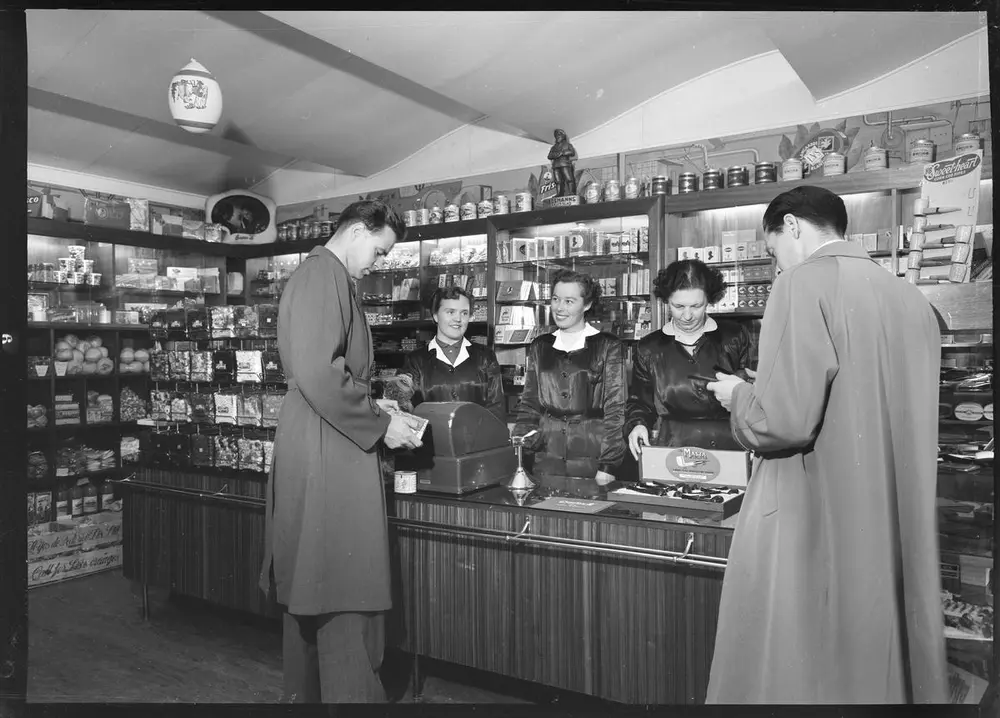 Betjening over disk i A. Thomsens Tobakkshandel på Strømmen 1955. Foto: Asbjørn Kåre Gundersen. MiA