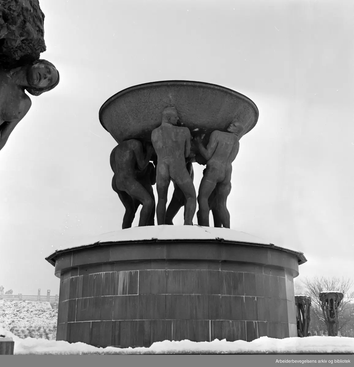 Vigelandsanlegget. Skulpturer av Gustav Vigeland. Desember 1961