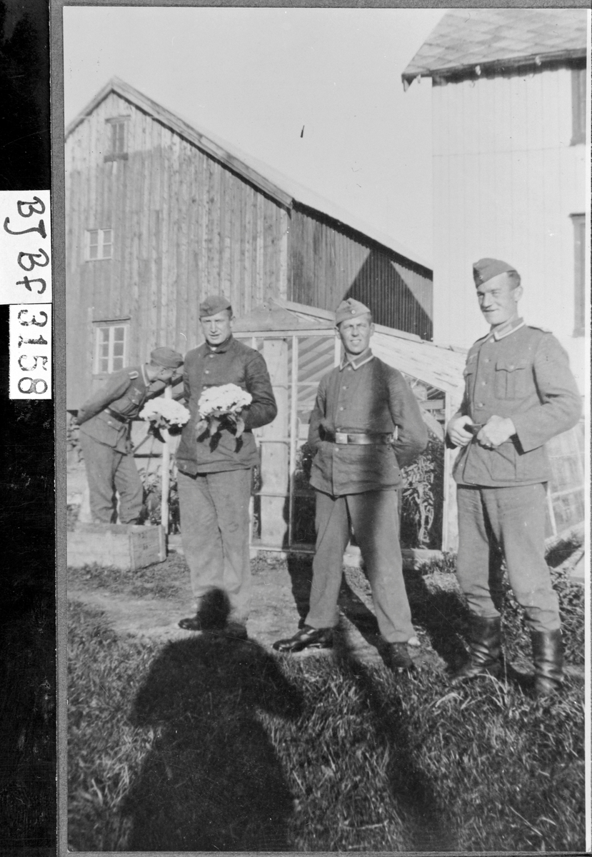 4 tyske soldater på et gårdsbruk