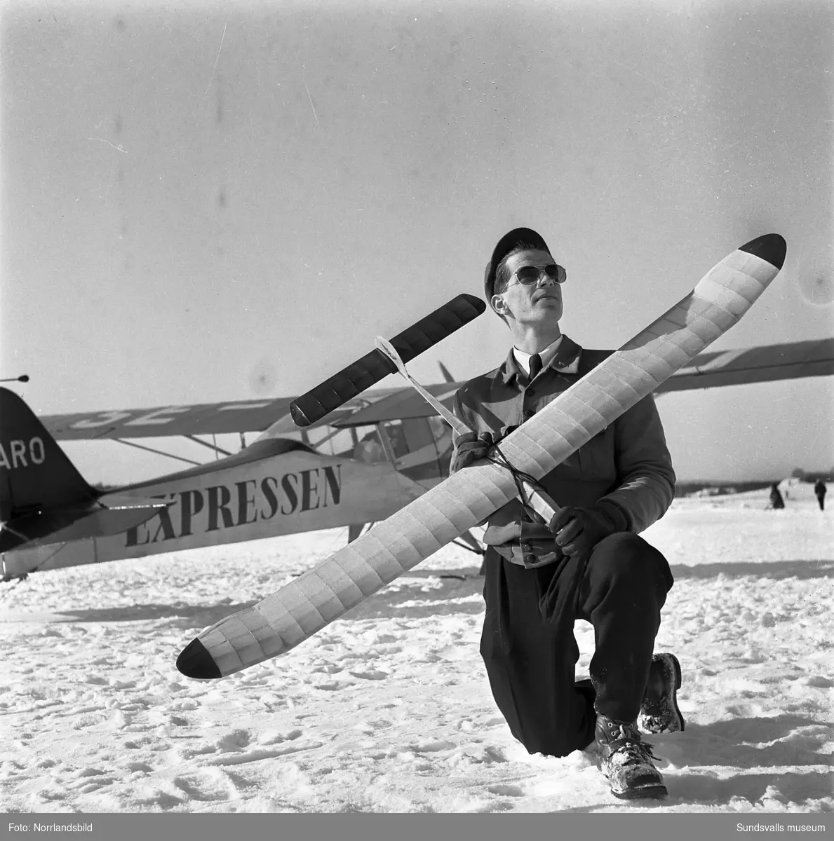 Modellflygklubbarna i Sundsvall och Njurunda arrangerade Vinter-SM i modellplansflygning på Skrängstasjöns is. På första bilden vinnaren i klassen "Flygande vingar", Heinz Salomon från Sundsvall.