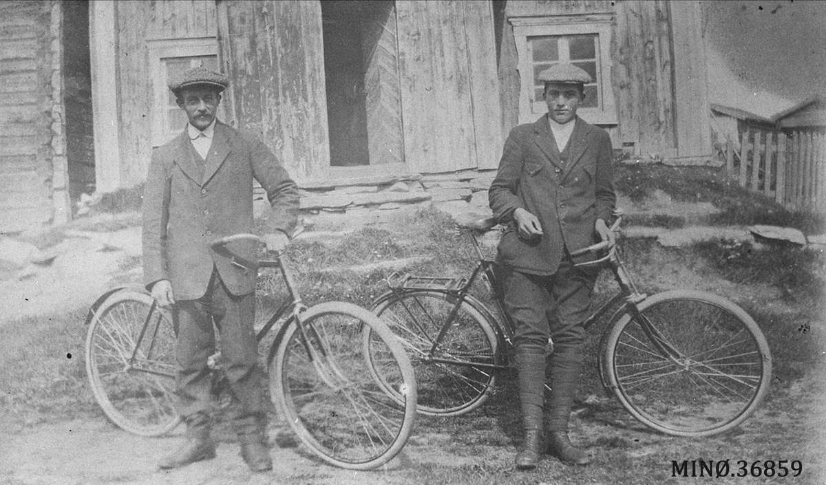To sømådøler på sykkeltur; Hilmar og Knut Joten