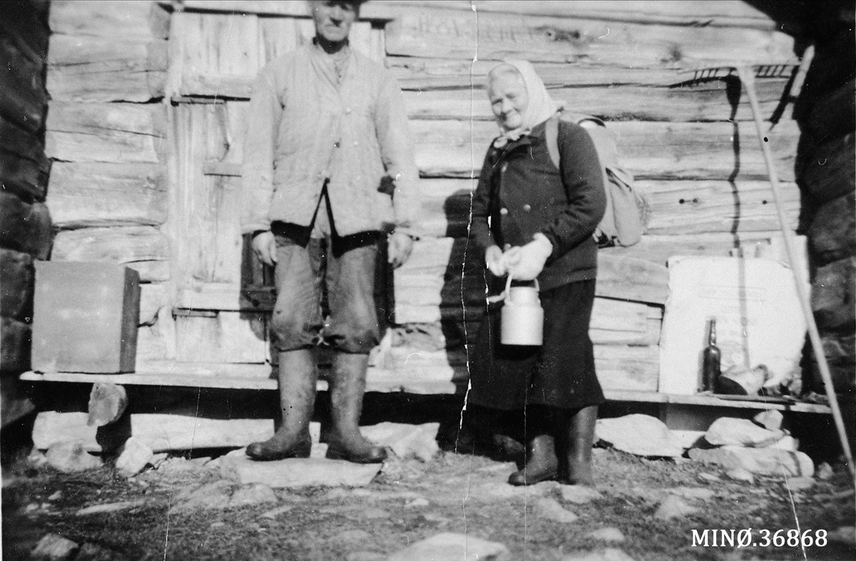 Gamle Fjellbua 1952. maren og Lars Midtdal på tur. Bua var opprinnelig kvernhus i Midtdalen. 