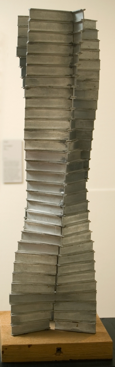 Skulptur i aluminium. Arne Jones "Mänsklig byggnad" 1960.
Uppbyggd av prefabricerade I-balkar som staplats på varandra i två vridna, motställda positioner (31 st i höjd).