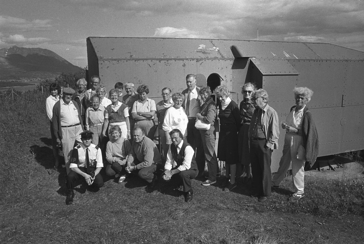 Gruppebilde av turister foran "Adolfkanonen".