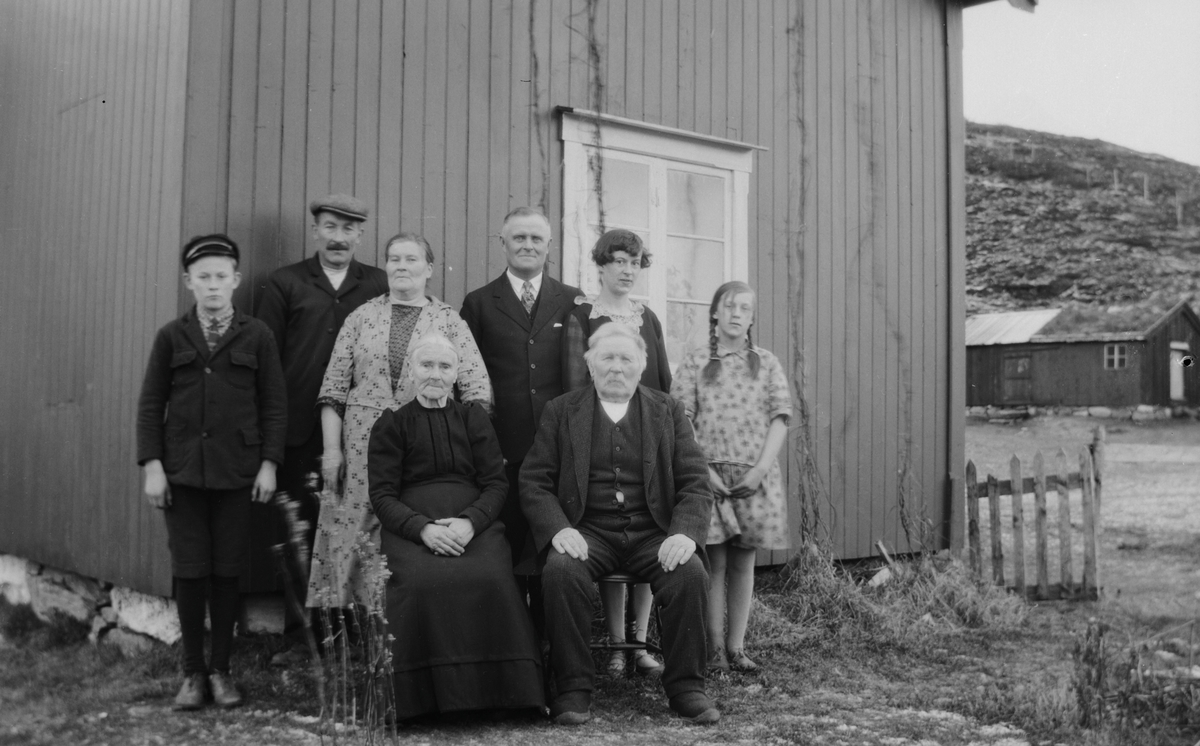 Andrine fra "Skrengan" og Per Nilsen med sønnen Jørgen, datteren Hanna, svigersønnen Harald, og barnebarna Magna, Olaf og Borghild.
