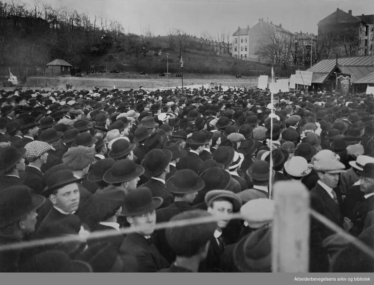 1. mai 1915 på Bislett stadion. I alt var 30.000 mennesker samlet på Bislett stadion, 15.000 av disse hadde deltatt i 1. mai toget. Dagen var preget av antimilitaristiske paroler og protester mot voldgiftsloven.
