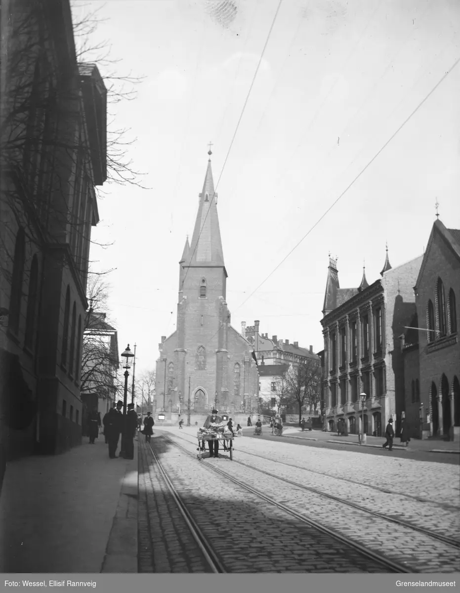Folkeliv på gaten foran St. Olav Domkirke i Oslo, den første katolske kirke i Norge etter reformasjonen.